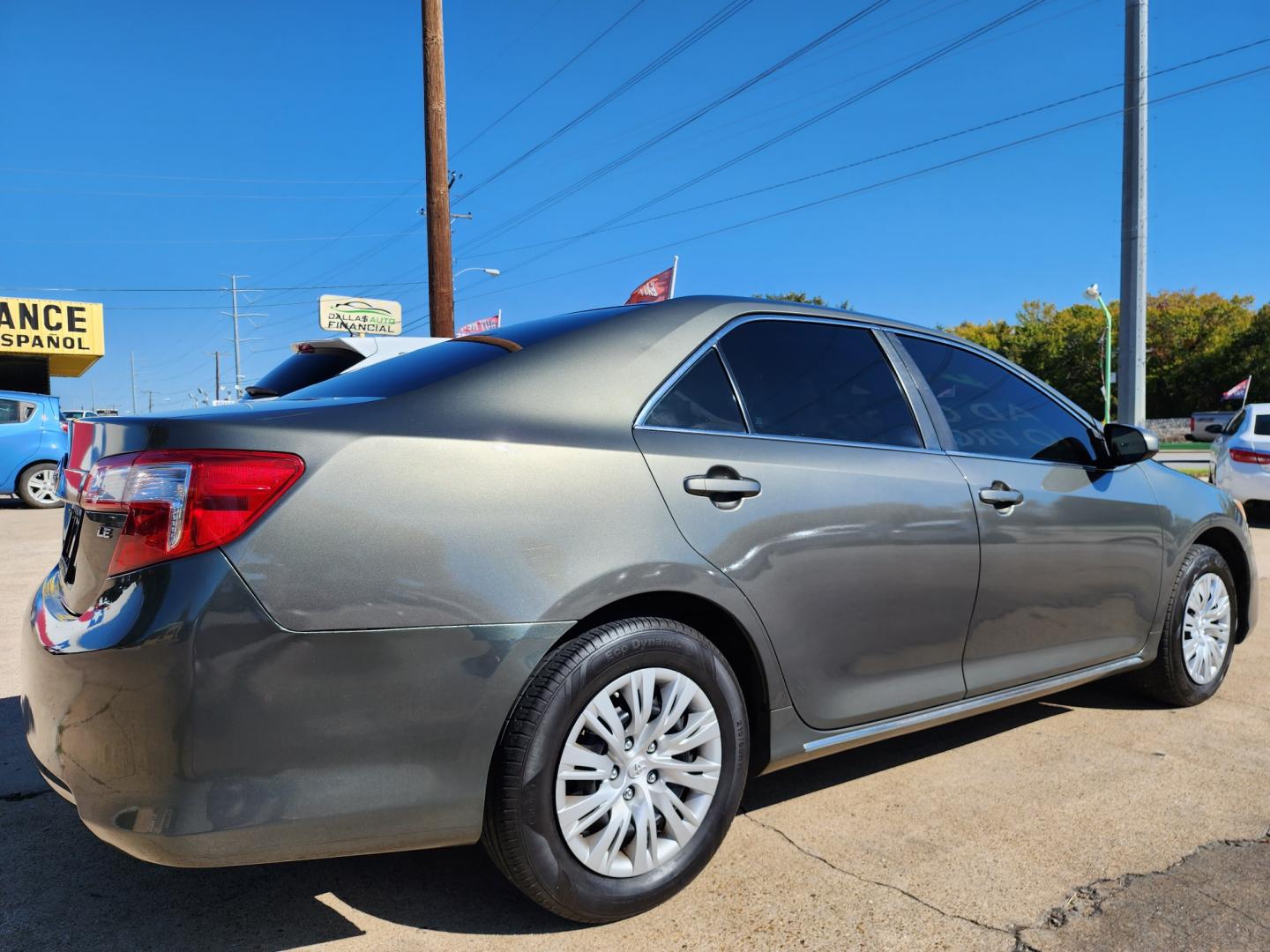 2014 GREEN Toyota Camry LE (4T4BF1FK0ER) with an 2.5L L4 DOHC 16V engine, 6-Speed Automatic transmission, located at 2660 S.Garland Avenue, Garland, TX, 75041, (469) 298-3118, 32.885551, -96.655602 - Welcome to DallasAutos4Less, one of the Premier BUY HERE PAY HERE Dealers in the North Dallas Area. We specialize in financing to people with NO CREDIT or BAD CREDIT. We need proof of income, proof of residence, and a ID. Come buy your new car from us today!! This is a SUPER CLEAN 2014 TOYOTA CAM - Photo#3